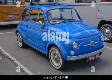 Classica Fiat 500 blu brillante con tetto pieghevole in stoffa, pneumatici con bordi bianchi e stile italiano senza tempo a Victoria, Australia Foto Stock