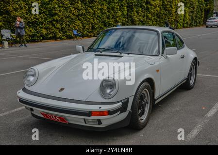Coupé Porsche 911 SC bianco della fine degli anni ’70 e inizio anni ’80 con stile classico raffreddato ad aria a Victoria, Australia. Foto Stock