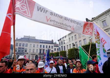 16 settembre 2024, Belgio, Brüssel: Tra 5500 lavoratori (polizia) e 11 000 lavoratori (sindacati), provenienti principalmente dalla fabbrica Audi di Forest Shows in strada a Bruxelles il 16 settembre 2024 a Bruxelles, Belgio. I lavoratori della IG Metall Brema mostrano il loro sostegno al loro collega belga. I manifestanti marciano per sfidare i leader dell'UE sulla necessità di investimenti massicci per proteggere i posti di lavoro industriali. Foto: Thierry Monasse/dpa Foto Stock