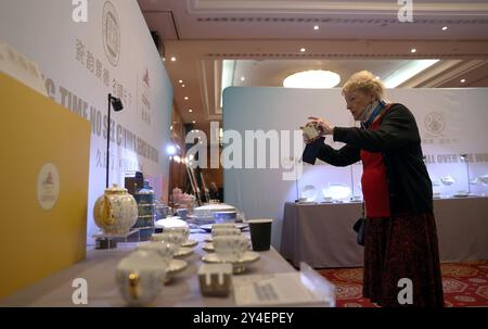 Londra, Gran Bretagna. 17 settembre 2024. Una donna scatta foto di prodotti in porcellana durante un evento culturale e turistico promozionale per Jingdezhen, la capitale cinese della porcellana, che si è tenuto a Londra, Gran Bretagna, il 17 settembre, 2024. PER ANDARE CON "la capitale cinese della porcellana mette in mostra la cultura della porcellana a Londra" crediti: li Ying/Xinhua/Alamy Live News Foto Stock