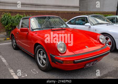 Porsche 911 SC Targa rossa della fine degli anni '70 e inizio anni '80 con pannello del tetto nero, ruote Fuchs e classico stile raffreddato ad aria a Victoria. Foto Stock