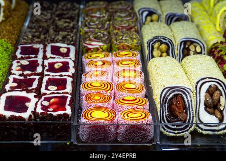 Dolci turchi in vetrina della pasticceria. Delizia turca tradizionale (Rahat Lokum) con noci e dolci. Foto Stock