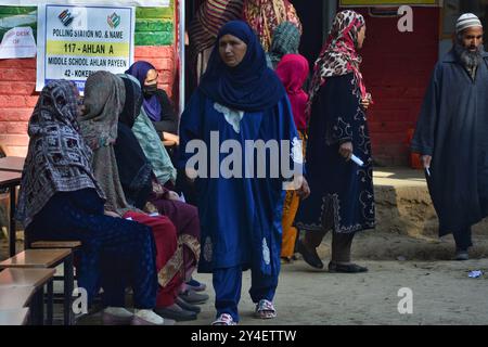 Anantnag, India. 18 settembre 2024. Gli elettori sono in fila per esprimere il loro voto al seggio elettorale durante le elezioni del 18 settembre 2024 a Kokarnag, Kashmir, India. Nel Jammu e nel Kashmir si vota per 16 seggi di assemblea ad Anantnag, pulwama shopian e kulgam. "Fino al 11,11 per cento di voti è stato registrato fino a mezzogiorno nei segmenti delle 9:30 del mattino dei distretti meridionali della regione del Kashmir. (Foto di Mubashir Hassan/Pacific Press) credito: Pacific Press Media Production Corp./Alamy Live News Foto Stock