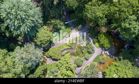 Vista aerea del giardino botanico giapponese al giardino zoologico di Karlsruhe in una giornata di sole in Germania Foto Stock