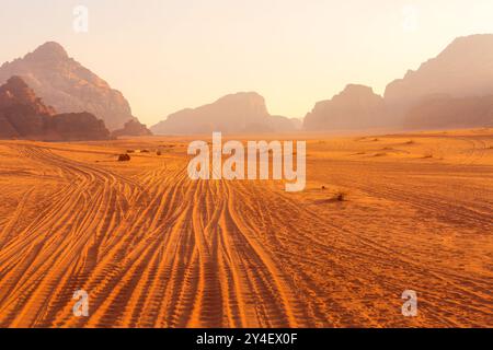 Giordania, percorsi safari in jeep nel deserto di Wadi Rum. Guida fuoristrada su dune sabbiose e splendidi paesaggi rocciosi Foto Stock