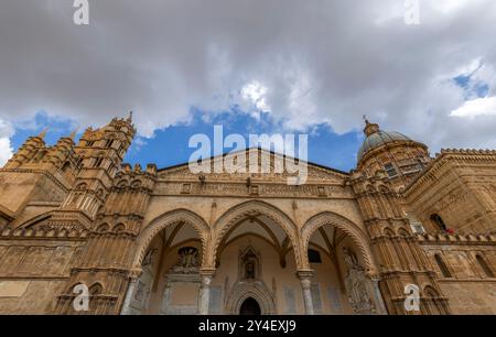 PALERMO, ITALIA, 15 GIUGNO 2023 - veduta della Cattedrale di Palermo o del Duomo dedicata alla Santa Vergine Maria Assunta, Palermo, Italia Foto Stock