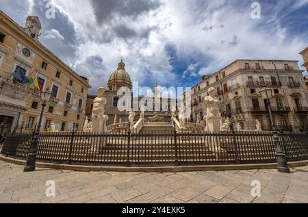 PALERMO, ITALIA, 15 GIUGNO 2023 - Vista della fontana di Pretoria in piazza Pretoria nel centro storico di palermo, Sicilia, Italia Foto Stock