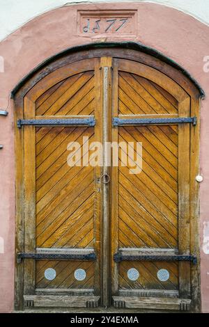 Antica porta in legno con accessori in ferro. Foto Stock
