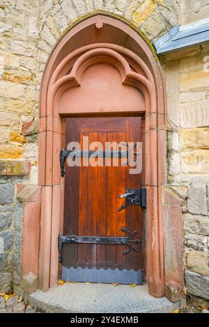 Antica porta in legno con accessori in ferro. Foto Stock