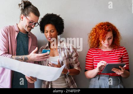 Gli ingegneri che aiutano a progettare progetti, collaborano all'analisi strutturale dei tipi di progetto. Foto Stock