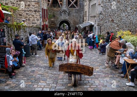 Persona vestita in costume contadino del Medioevo alla parata di Rue du Jerzual al Fete des Remparts nella città medievale di Dinan nel Cotes-D Arm Foto Stock