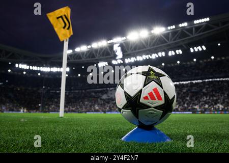 Torino, Italia. 17 settembre 2024. Il pallone ufficiale dell'Adidas Champions League e una bandiera con il logo della Juventus FC sono visibili in una vista generale dello stadio Allianz durante l'intervallo della partita di calcio della UEFA Champions League tra Juventus FC e PSV Eindhoven. Nicolò campo/Alamy Live News Foto Stock