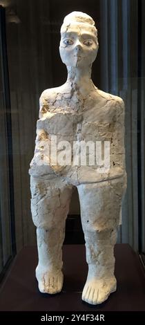 6216. Statua in gesso di forma umana di Ain Ghazal, Giordania. Molte statue simili sono state trovate nel sito del periodo neolitico, risalente al 7500-5500 a.C. circa Foto Stock