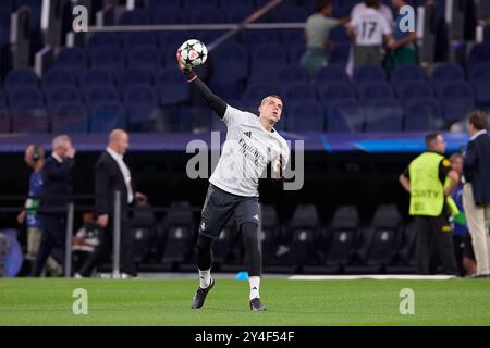 Madrid, Spagna. 17 settembre 2024. Andriy Lunin del Real Madrid CF si riscalda prima della partita di calcio della prima settimana della UEFA Champions League 2024/2025 tra il Real Madrid CF e il VfB Stuttgart allo stadio Santiago Bernabeu. Punteggio finale: Real Madrid CF 3 : 1 VfB Stoccarda credito: SOPA Images Limited/Alamy Live News Foto Stock