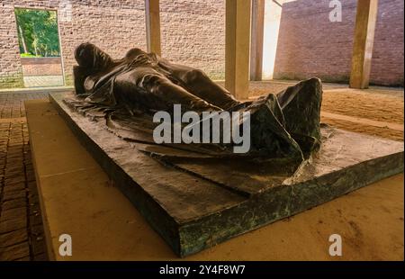 Scultura del soldato caduto di Hans Wimmer al cimitero militare tedesco, Cannock Chase, Staffordshire Foto Stock