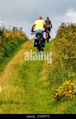 Ciclisti in bicicletta su un sentiero a Sotteville-sur-Mer (Normandia, Francia settentrionale) Foto Stock