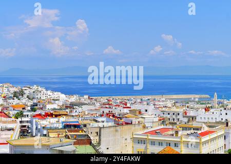Marocco, Tangeri: Vista della medina, dei tetti della città, verso l'Oceano Atlantico e la Spagna Foto Stock