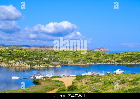 Spagna, Isole Baleari, Minorca, Cap de Cavalleria: Il piccolo porto di Sanitja con la Torre Sanitja nel bacino Foto Stock