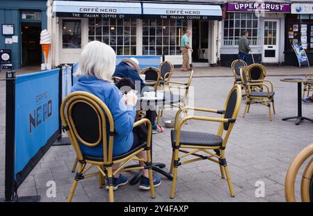 Posti a sedere all'aperto al Cafe Nero di Beverley, Yorkshire Foto Stock