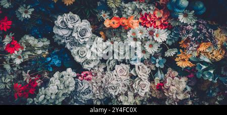Primo piano di una composizione floreale vintage con delicate rose artificiali, margherite e ortensie. Foto Stock