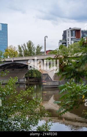 Praga, Repubblica Ceca - 12 settembre 2024: Veduta del Ponte Libensky con marcature a livello di alluvione Foto Stock