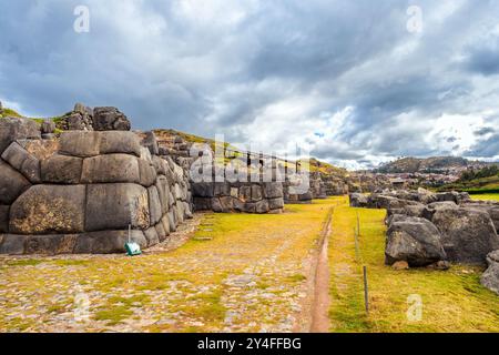 Grandi lucidati muri in pietra a secco del Saksaywaman militare complesso Inca - Cusco, Perù Foto Stock