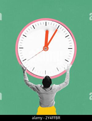 Uomo che tiene alto l'orologio grande, enfatizzando il peso del tempo nell'impostazione del lavoro. Pressione sulle scadenze. Collage d'arte contemporanea. Foto Stock