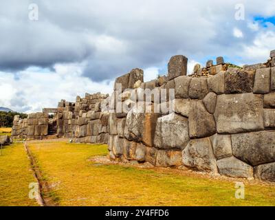 Grandi lucidati muri in pietra a secco del Saksaywaman militare complesso Inca - Cusco, Perù Foto Stock