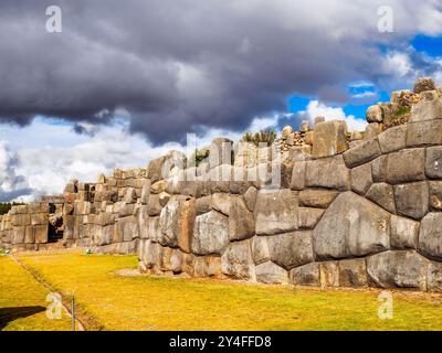 Grandi lucidati muri in pietra a secco del Saksaywaman militare complesso Inca - Cusco, Perù Foto Stock