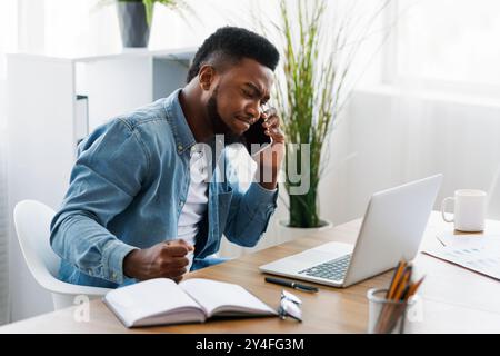 Ritratto di sottolineato african american businessman avendo problemi sul lavoro Foto Stock