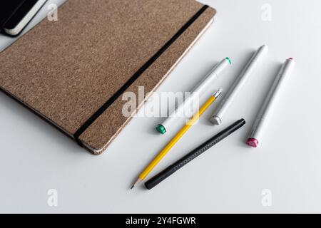 Notebook minimalista e set di cancelleria Foto Stock