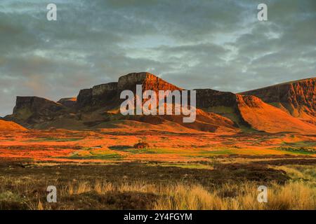 Il Trotternish Ridge, un'importante scarpa lavica e sedimentaria e sito panoramico nel lontano ne al tramonto. Flodigarry, Trotternish, Skye, Ebridi, Scozia, REGNO UNITO Foto Stock