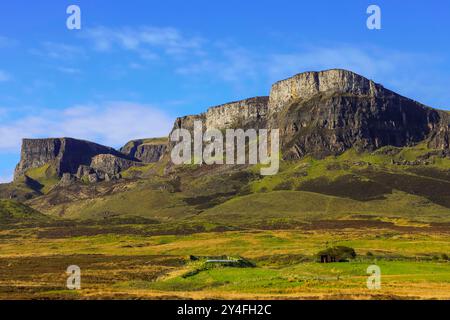 Il Trotternish Ridge, un'importante scarpa lavica e sedimentaria e sito panoramico nel far ne. Flodigarry, Trotternish, Skye Foto Stock