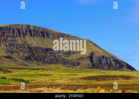 Il Trotternish Ridge, un'importante scarpa lavica e sedimentaria e sito panoramico nel far ne. Flodigarry, Trotternish, Skye, Ebridi interne, Scozia, REGNO UNITO Foto Stock