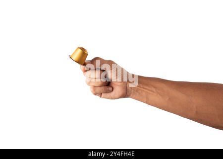 Mano con una capsula di caffè espresso isolata su sfondo bianco Foto Stock