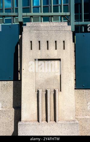 Londra, Regno Unito. Quartier generale del Secret Intelligence Service (MI6), 85 Albert Embankment. Finito il 1992 (Arch: Sir Terry Farrell) con influe revival Art Deco Foto Stock