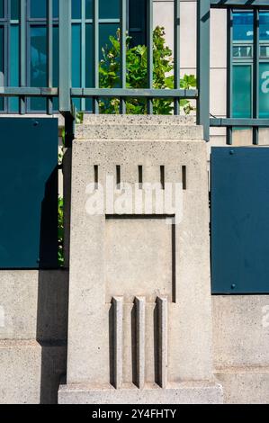 Londra, Regno Unito. Quartier generale del Secret Intelligence Service (MI6), 85 Albert Embankment. Finito il 1992 (Arch: Sir Terry Farrell) con influe revival Art Deco Foto Stock