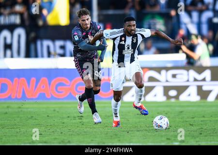 Sebastiano Esposito di Empoli combatte per il pallone con Gleison Bremer della Juventus durante la partita di serie A tra Empoli e Juventus allo Stadio Carlo Castellani il 14 settembre 2024 a Empoli, in Italia Foto Stock