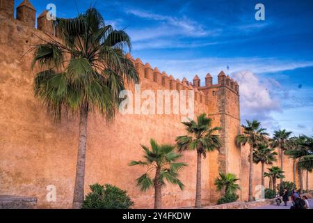 Rabat, Marocco, 24 aprile 2015, le imponenti pareti della Kasbah degli Udayas si innalzano a Rabat, Marocco, adornate di palme sotto un vivace su Foto Stock