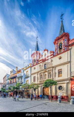 Siviglia, Spagna, 15 novembre 2009, l'ex ospedale di San Juan de Dios si erge maestosamente in piazza El Salvador, mostrando la sua complessa architettura Foto Stock