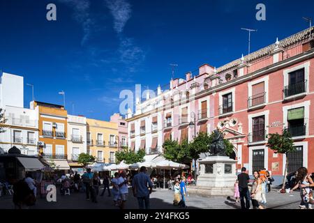 Siviglia, Spagna, 15 novembre 2009, i visitatori apprezzano l'atmosfera vivace di piazza El Salvador, circondata da architettura storica e venditori locali a Sevi Foto Stock