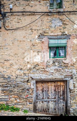 Scopri la bellezza rustica delle case in pietra e delle pittoresche finestre di Yanguas, Soria, che mostrano un'affascinante architettura storica. Foto Stock