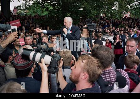 Jeremy Corbyn si rivolse a un'enorme folla di circa 3.000 studenti fuori dal Brudenell Social Club il 15 maggio 2017. L'evento doveva inizialmente svolgersi all'interno di Brudenell, ma dopo che il Tab (Leeds Student Magazine) ha rotto la storia che stava visitando, migliaia di studenti si sono accorsi per dare un'occhiata al leader laburista, e fedele allo slogan della campagna del laburista - "per molti, non per pochi" - l'evento si è tenuto in strada. Nonostante fosse arrivato quasi un'ora in ritardo, la folla rimase ferma, arrampicandosi su recinzioni, alberi e muri per sentirlo rivolgersi alla folla. Foto Stock