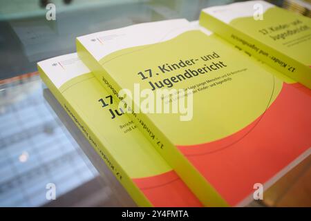 Berlino, Germania. 18 settembre 2024. Alcuni cataloghi del 17° rapporto sui bambini e la gioventù sono esposti di fronte alla Conferenza stampa federale con il Ministro federale per gli affari familiari Paus presso la camera della Conferenza stampa federale. Credito: Annette Riedl/dpa/Alamy Live News Foto Stock