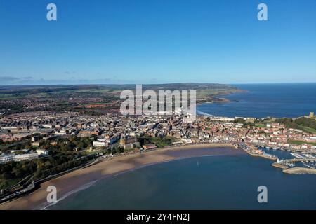 Foto aerea della città balneare britannica di Scarborough, la città costiera si trova nello Yorkshire orientale, sulla costa del Mare del Nord, mostrando la sabbia Foto Stock