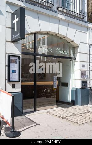 Dean Street ingresso alla chiesa di St Annes Soho Londra Inghilterra Regno Unito Foto Stock