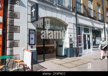 Dean Street ingresso alla chiesa di St Annes Soho Londra Inghilterra Regno Unito Foto Stock