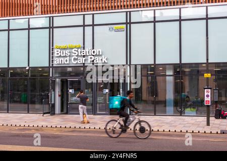 Stazione degli autobus e parcheggio di Broad Marsh, passeggio per ciclisti, centro di nottingham, regno unito Foto Stock