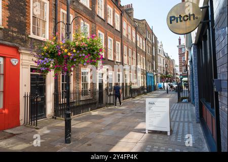 Ammira Meard Street, una strada pedonale del periodo georgiano che collega Wardour Street e Dean Street Soho Londra, Inghilterra, Regno Unito Foto Stock