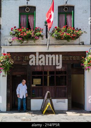 Esterno del St Moritz Restaurant, il più antico ristorante svizzero di Londra, che serve cucina tradizionale svizzera, Wardour Street, Soho, Londra, Inghilterra, Regno Unito Foto Stock